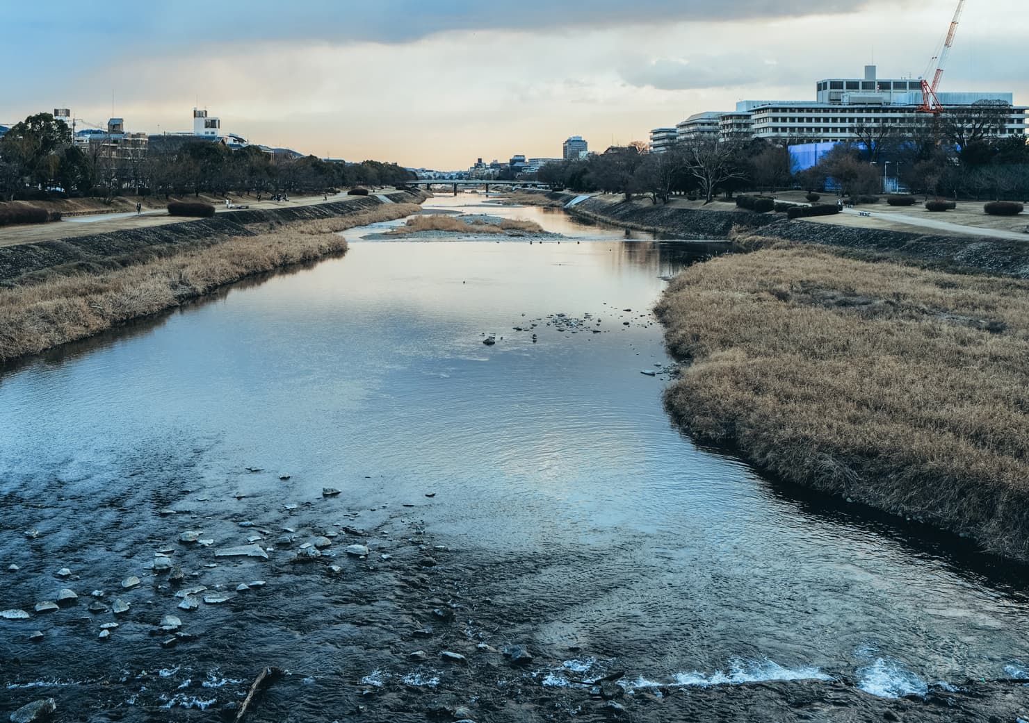 京都加茂大橋から鴨川を含む南方の冬景色