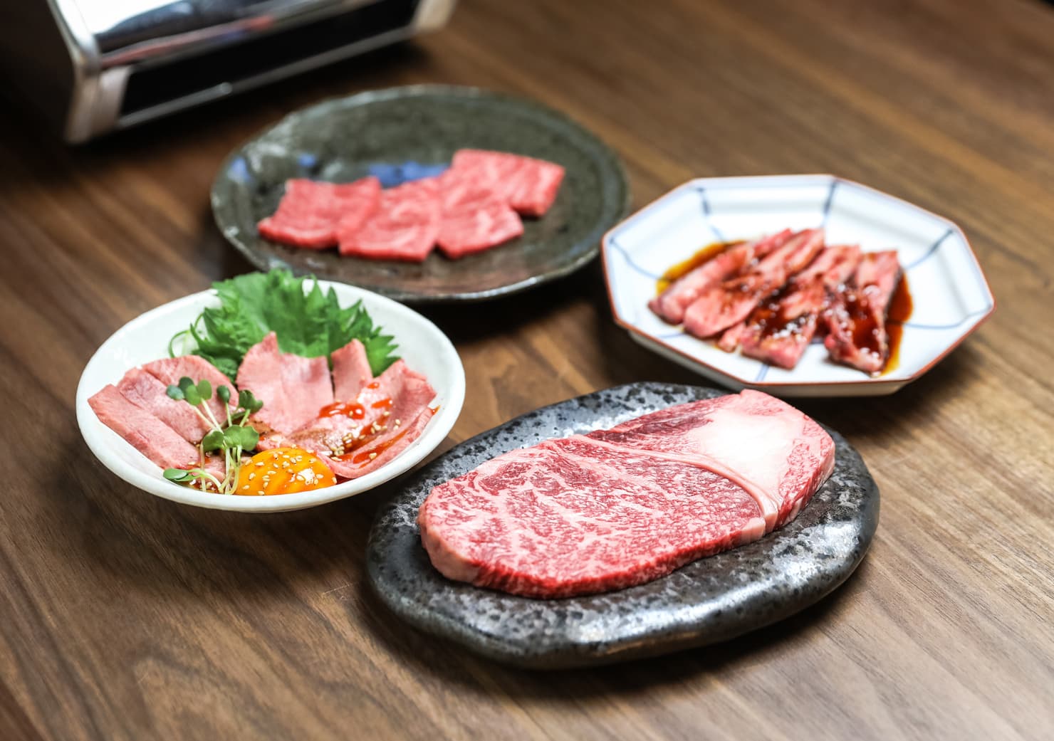 様々な部位の食べ比べも楽しめる焼肉屋