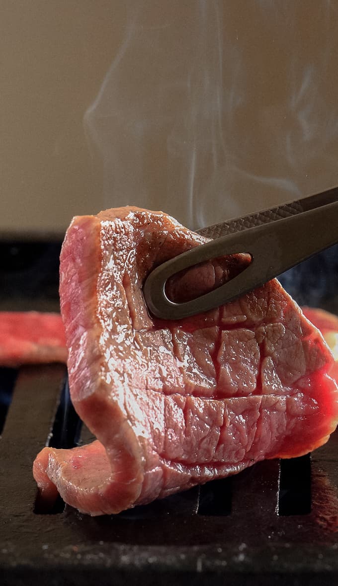 贅沢に1枚からオーダーができる焼肉つつい