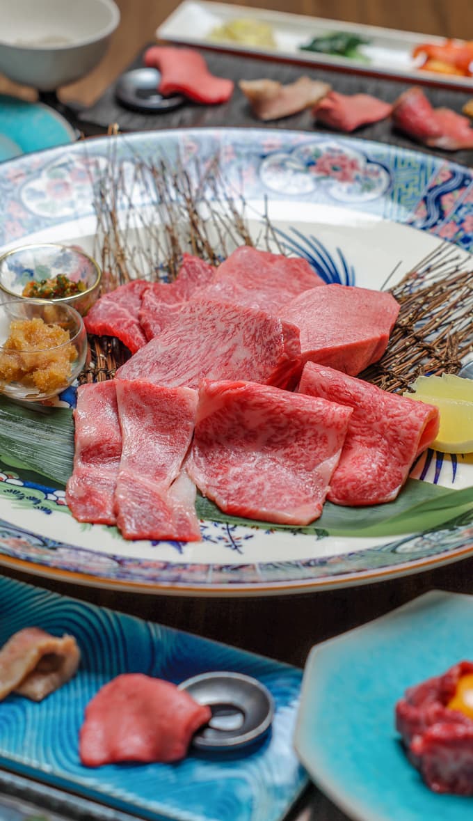 枯らし熟成黒毛和牛の美味しさをつめこんだ名物大皿コース料理